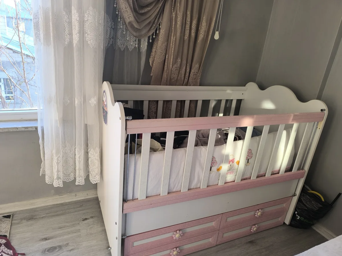 Pembe-Beyaz Ahşap Bebek Beşiği Uyku Seti - Çekmeceli - Kullanılmış