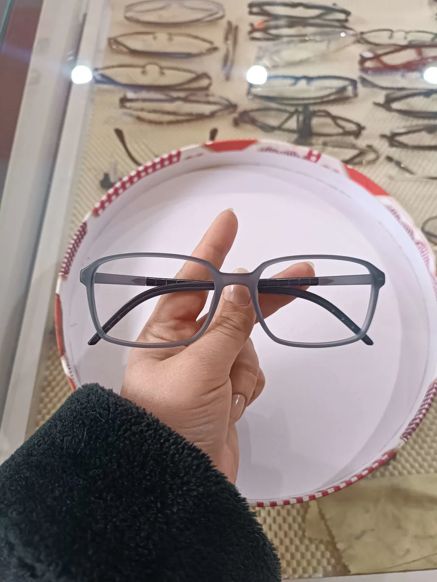 Gri Çerçeveli Numaralı Gözlük - Kaliteli Görüş Sağlama