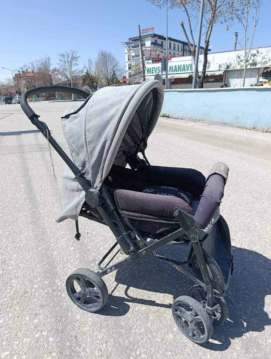 Gri-Siyah Katlanabilir Bebek Arabası, İyi Durumda