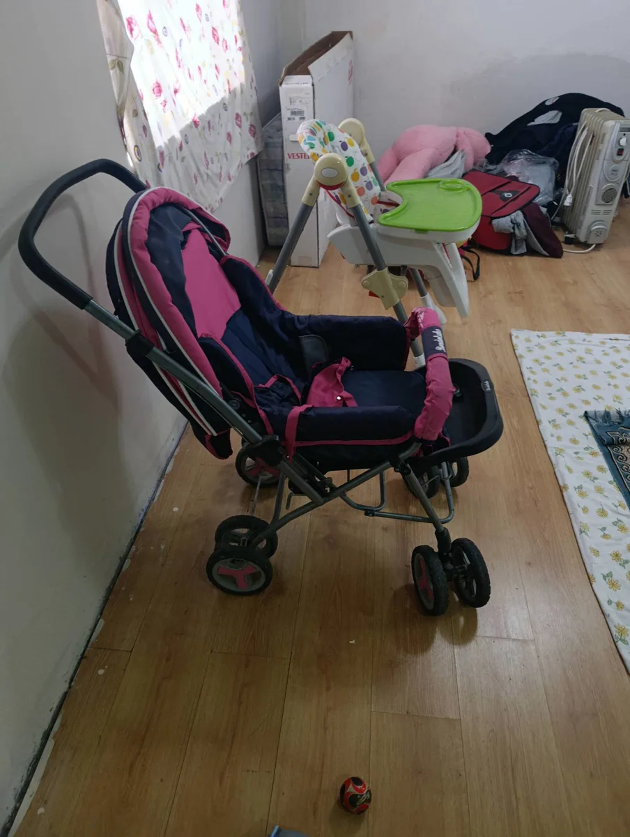 Pembe-Lacivert Renkli Kompakt Bebek Arabası, İyi Durumda ve mama masasi canta ve puset