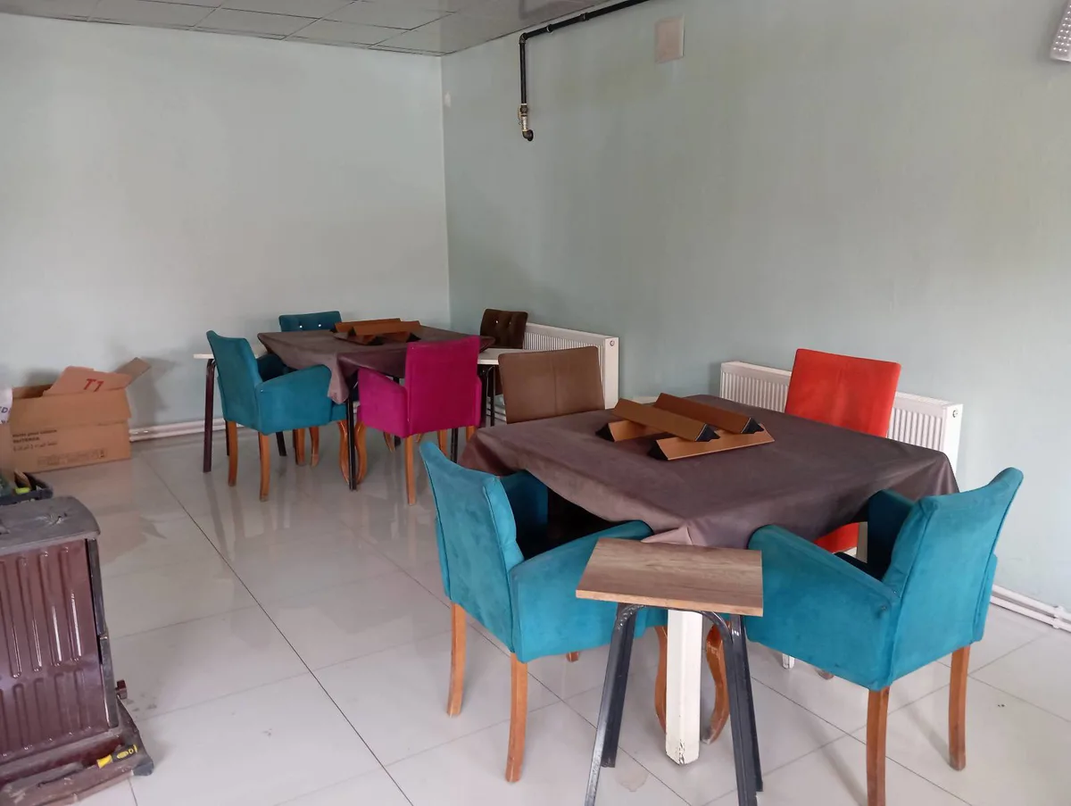 8 OKEY MASASI  32 KAFE SANDELYESİ 16 YANLIK 8 OKEY TAKIMI ŞEKERLİK KÜLLÜK VERİLECEK