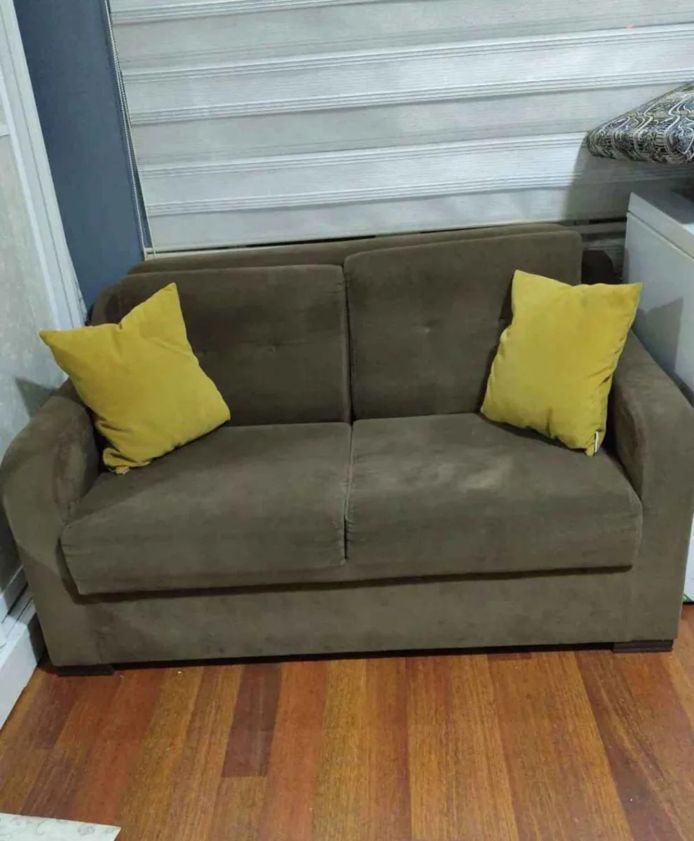 Kahverengi 2 Kişilik Kanepe Sarı Dekoratif Yastıklarla