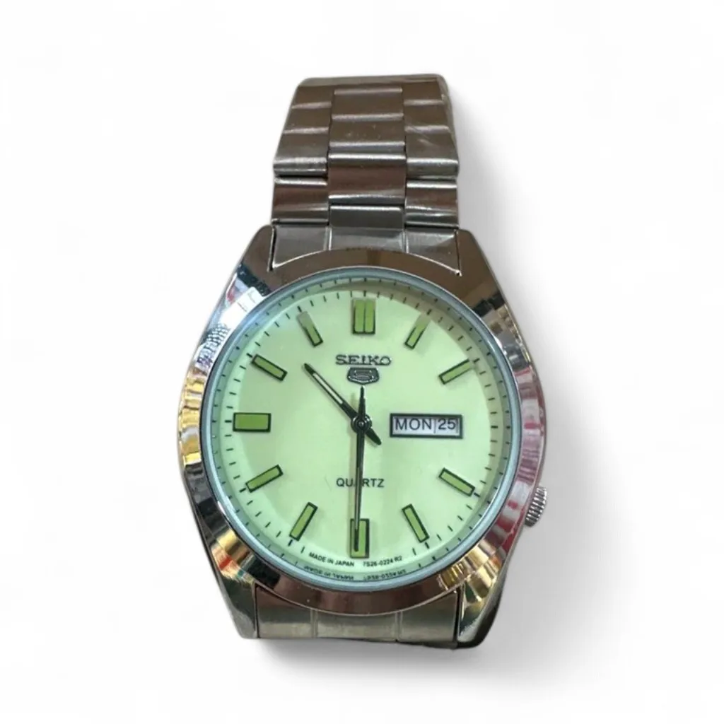 Seiko Quartz MON/25 Tarihli Erkek Kol Saati - Metalik Kordonlu