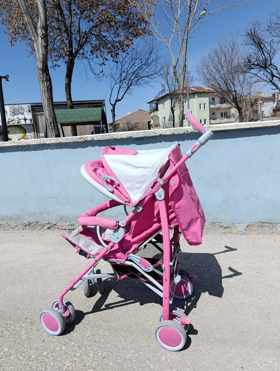 Pembe Renkli Katlanabilir Bebek Arabası - Sıfır Ayakkabı Durumunda