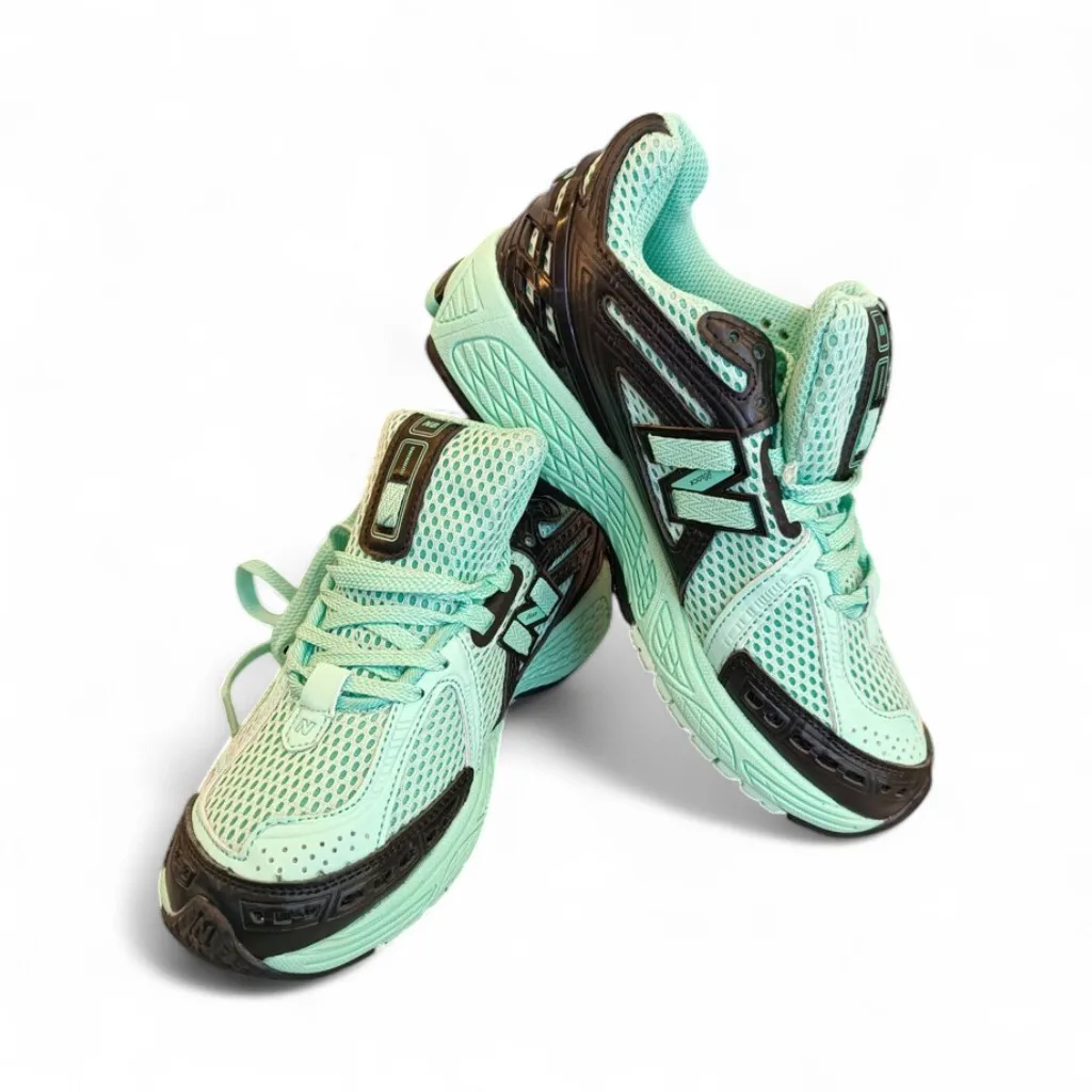 New Balance Mint Yeşili Spor Ayakkabı - Siyah Detaylı