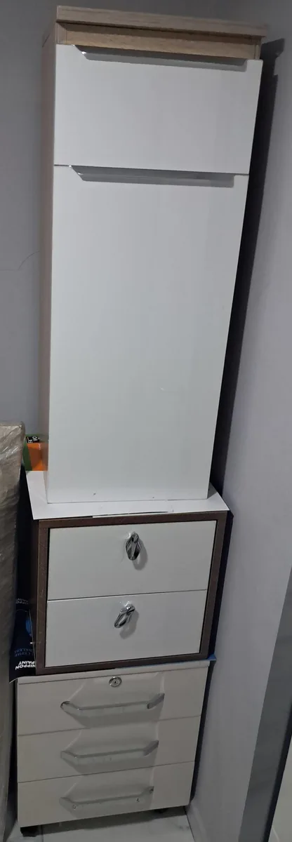 Ahşap Kaplamalı Yatak Odası Gardırobu, 2 Çekmeceli Dresser ve 2 Kapılı Üst Bölüm