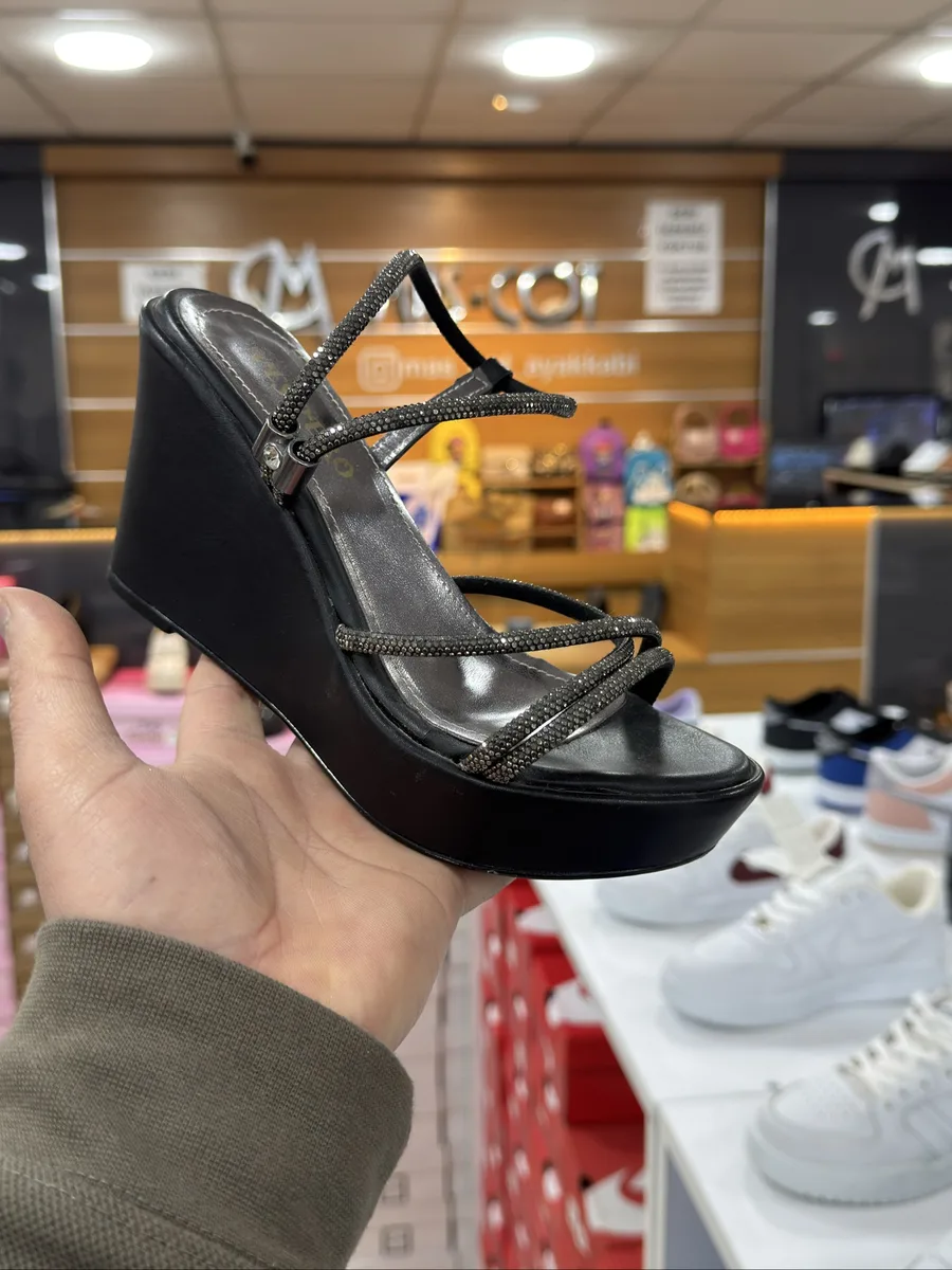 Siyah Kristal Taşlı Platform Topuklu Sandalet - Kadın Ayakkabı