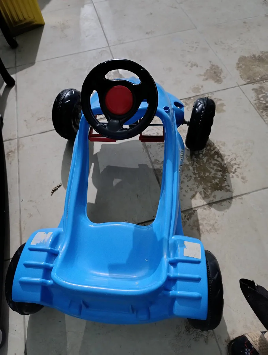 Mavi Pedalı Çocuk Arası - Sağlam Plastik Gövde ve Siyah Lastikler