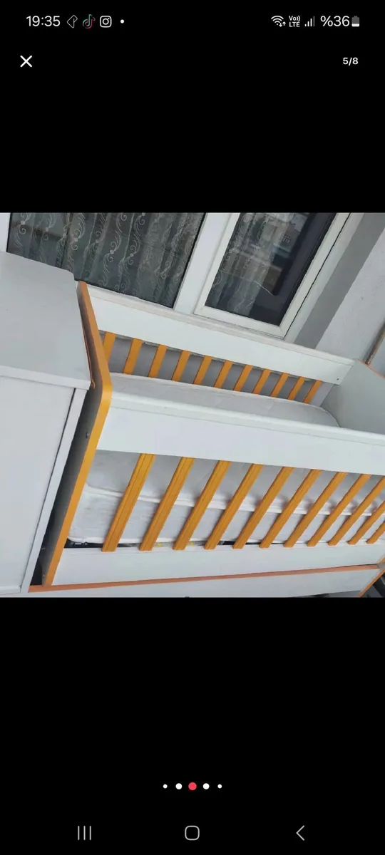 Turuncu-Beyaz Ahşap Çerçeveli Bebek Beşiği - Sallanır