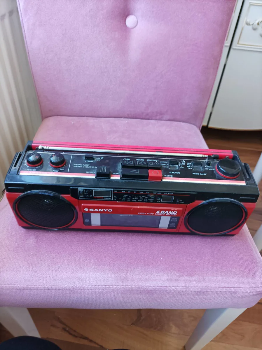 Vintage Sanyo 4-Band Stereo Radyo Kasetçi - Kırmızı Siyah