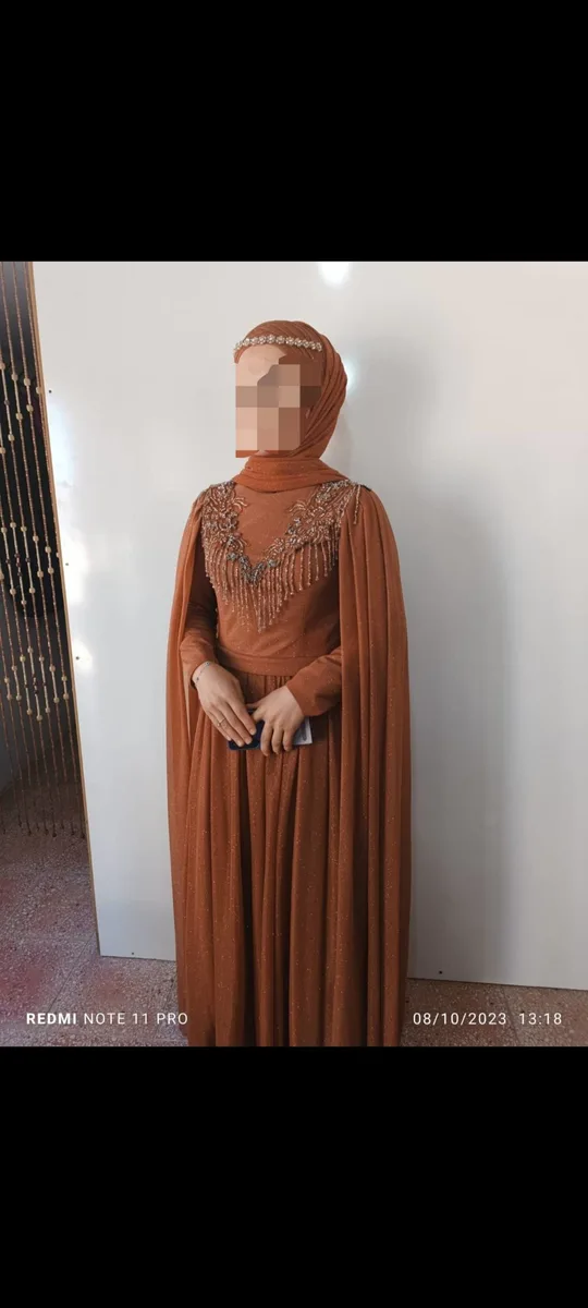 nişan elbisesi bir defa tek giyilmiş iki şalı ve süsü dahil sadece kol üstü pelerinli.pazarlik payı vardır Not 38 beden