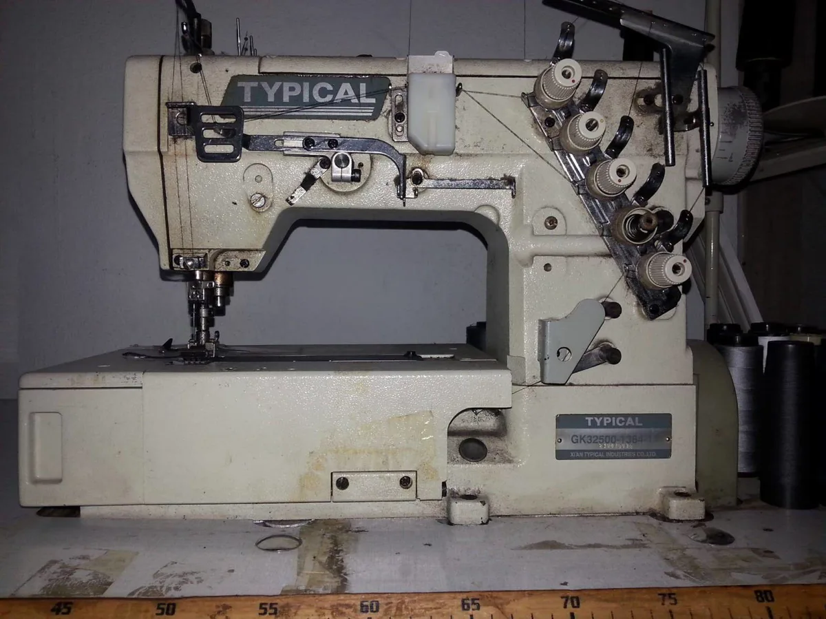 Typical GK3250 Profesyonel Üç İplik Overlok Dikiş Makinesi - İkinci El