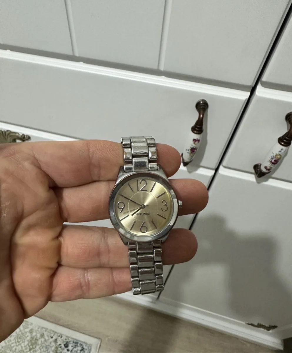 Nine West Gümüş Rengi Metal Kordonlu Bayan Kol Saati