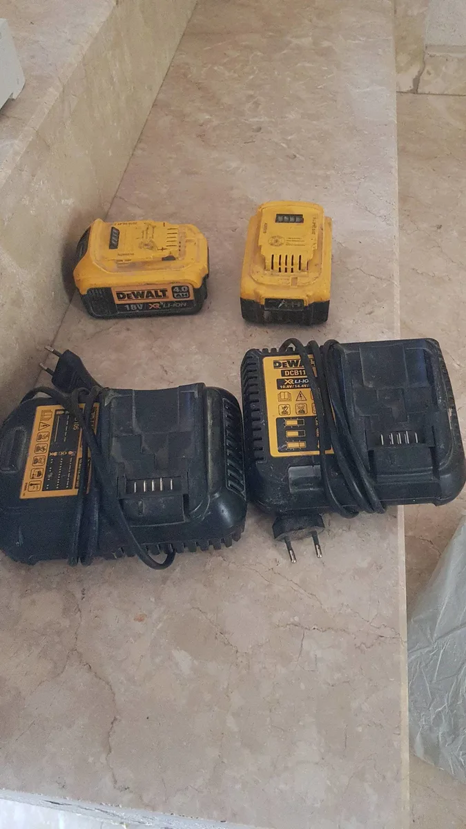 DeWalt 18V 4.0Ah XR Li-ion Batarya 2 Adet + DCB111 Şarj Cihazı 2 Adet