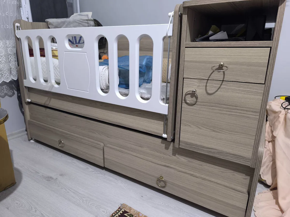 Modern Tasarımlı Bebek Beşiği Anne Yanı Yatak Gri Ahşap