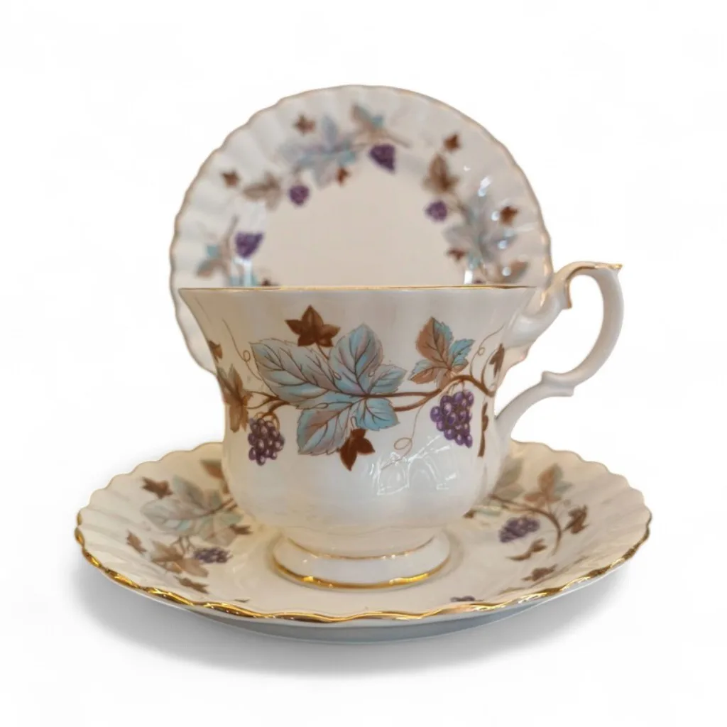 Antika Porselen Çay Fincanı ve Tabağı Seti - El Boyalı Üzüm Motifli