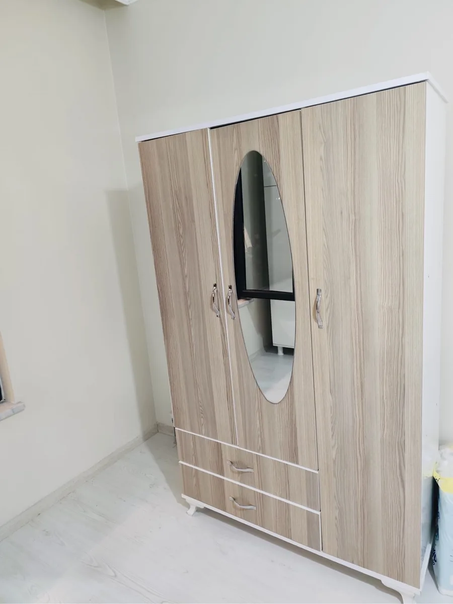 Modern Tasarım Üç Kapılı Giysi Dolabı - Aynalı Kapı ve Çekmeceli