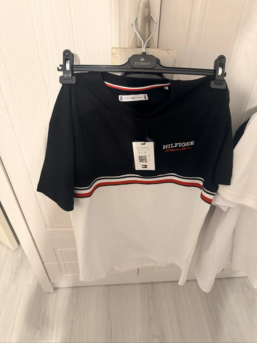 Tommy Hilfiger Siyah Crop Sweatshirt - Yeni Etiketli