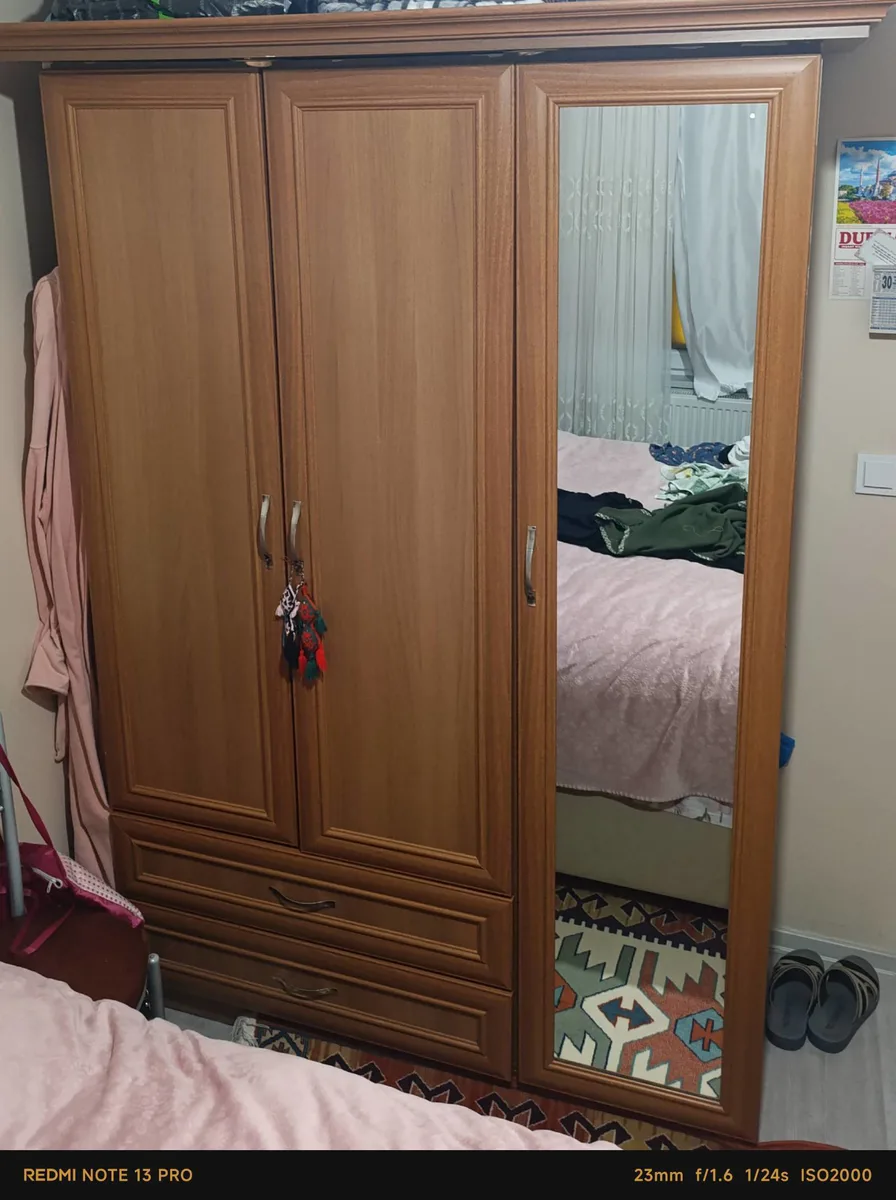 3 kapalı Aynalı dolap