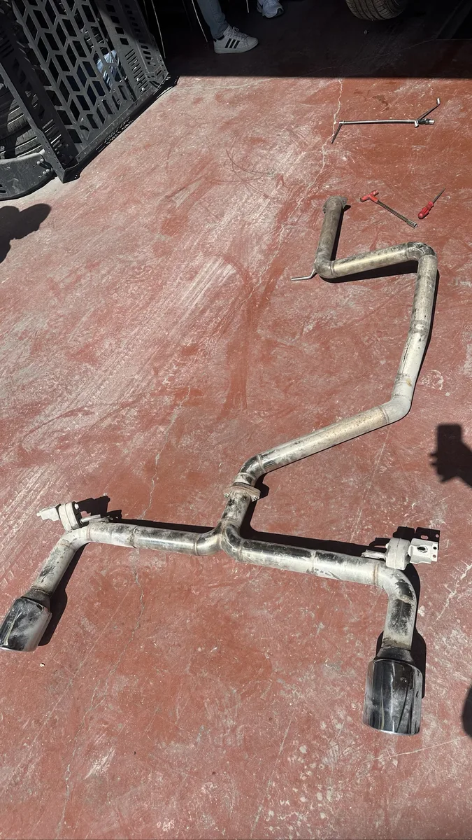 Araca Ait Çift Çıkışlı Egzoz Borusu Seti - Kullanılmış