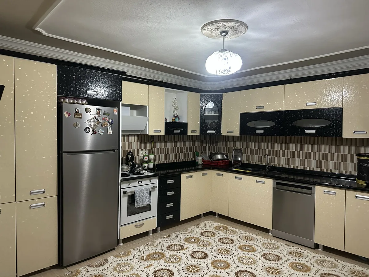 Parlak Siyah-Krem Mutfak Dolabı Seti, Seramik Tezgah, Cam Kapılar