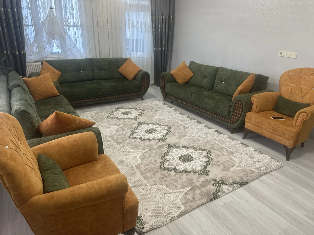 Vintage Tarzı 4 Parça Salon Takımı - Yeşil Kumaş ve Kahverengi Deri Detaylı