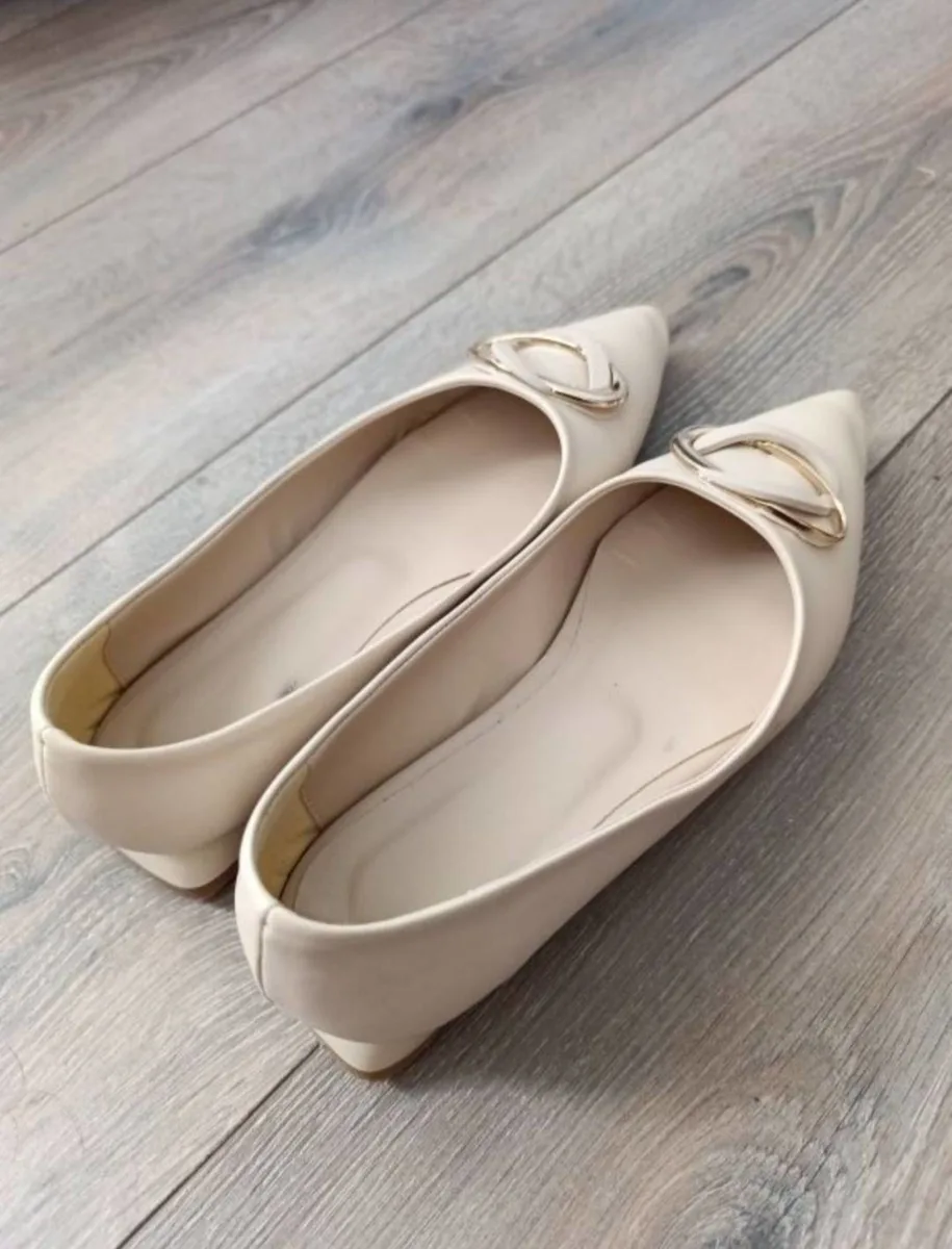 Temiz, şık kadın ayakkabı 