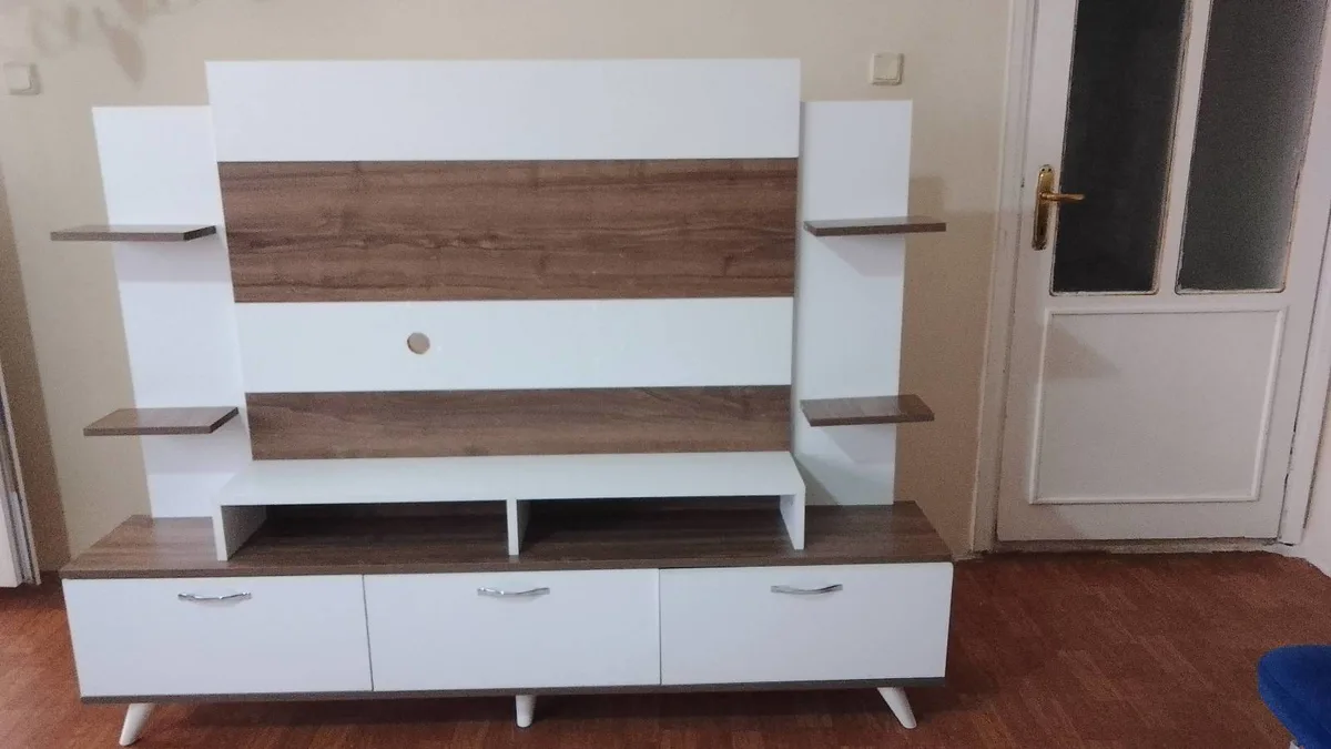TV Ünitesi Üzerinde Raflı Raf Sistemi Ceviz Beyaz Modern Tasarım