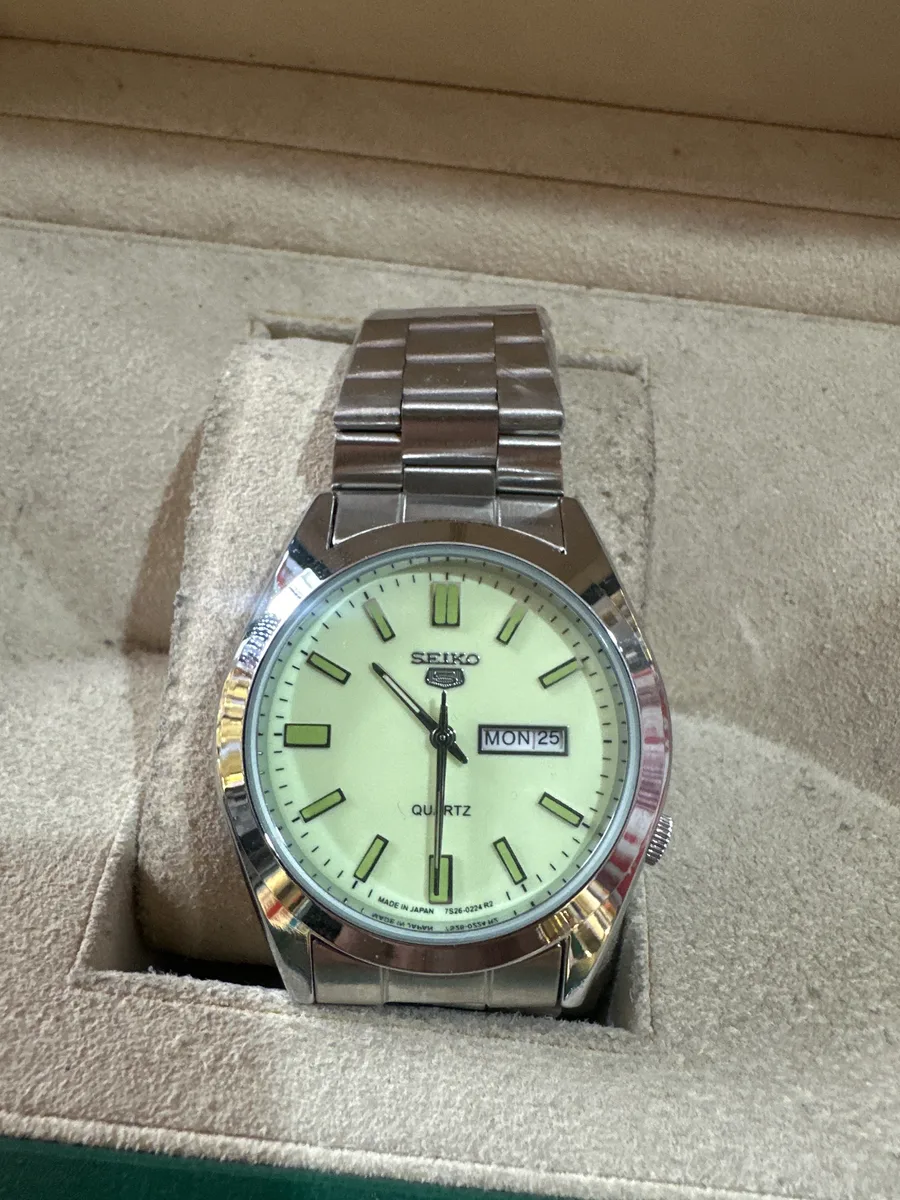 Seiko Quartz MON/25 Tarihli Erkek Kol Saati - Metalik Kordonlu