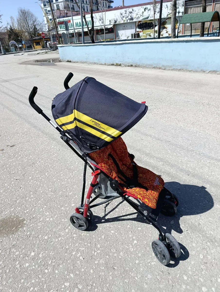 Kırmızı Sarı Siyah Kompakt Bebek Arabası - Hafif ve Taşınabilir