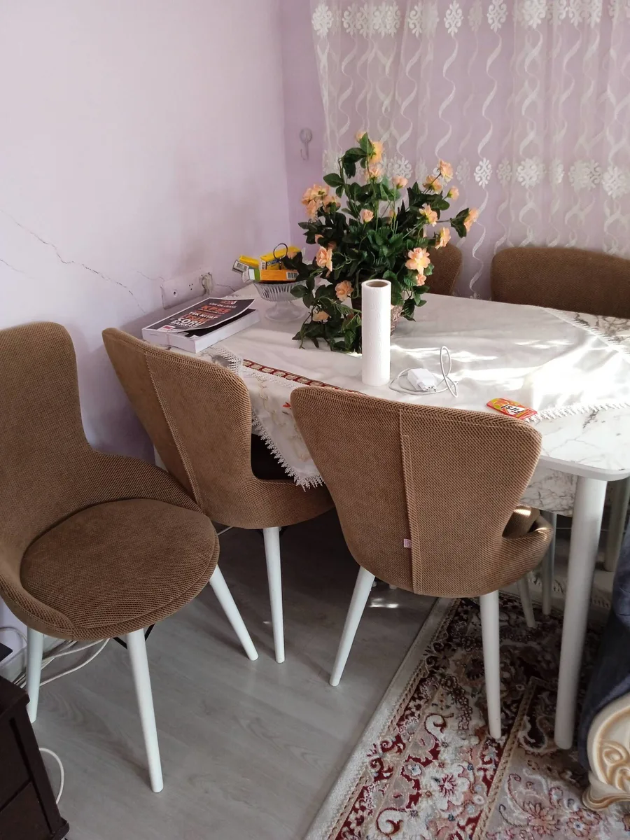 Beyaz Mermerli Yemek Masası + 6 Kahverengi Kumaş Sandalye