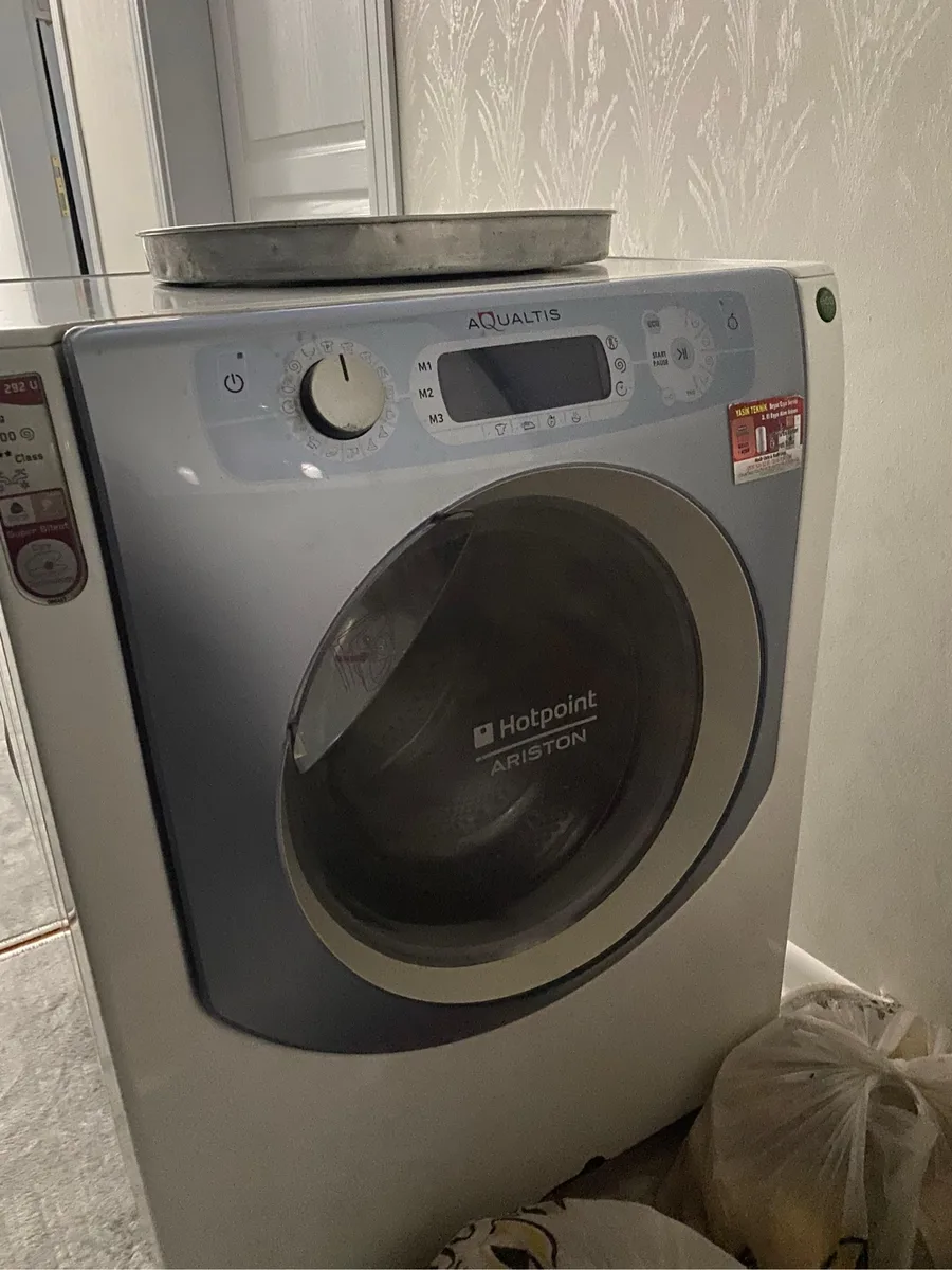 Hotpoint Ariston Aqualtis 8 kg Dijital Çamaşır Makinesi