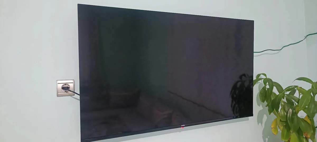 Duvar Montajlı Smart TV - Siyah Düz Ekran Televizyon