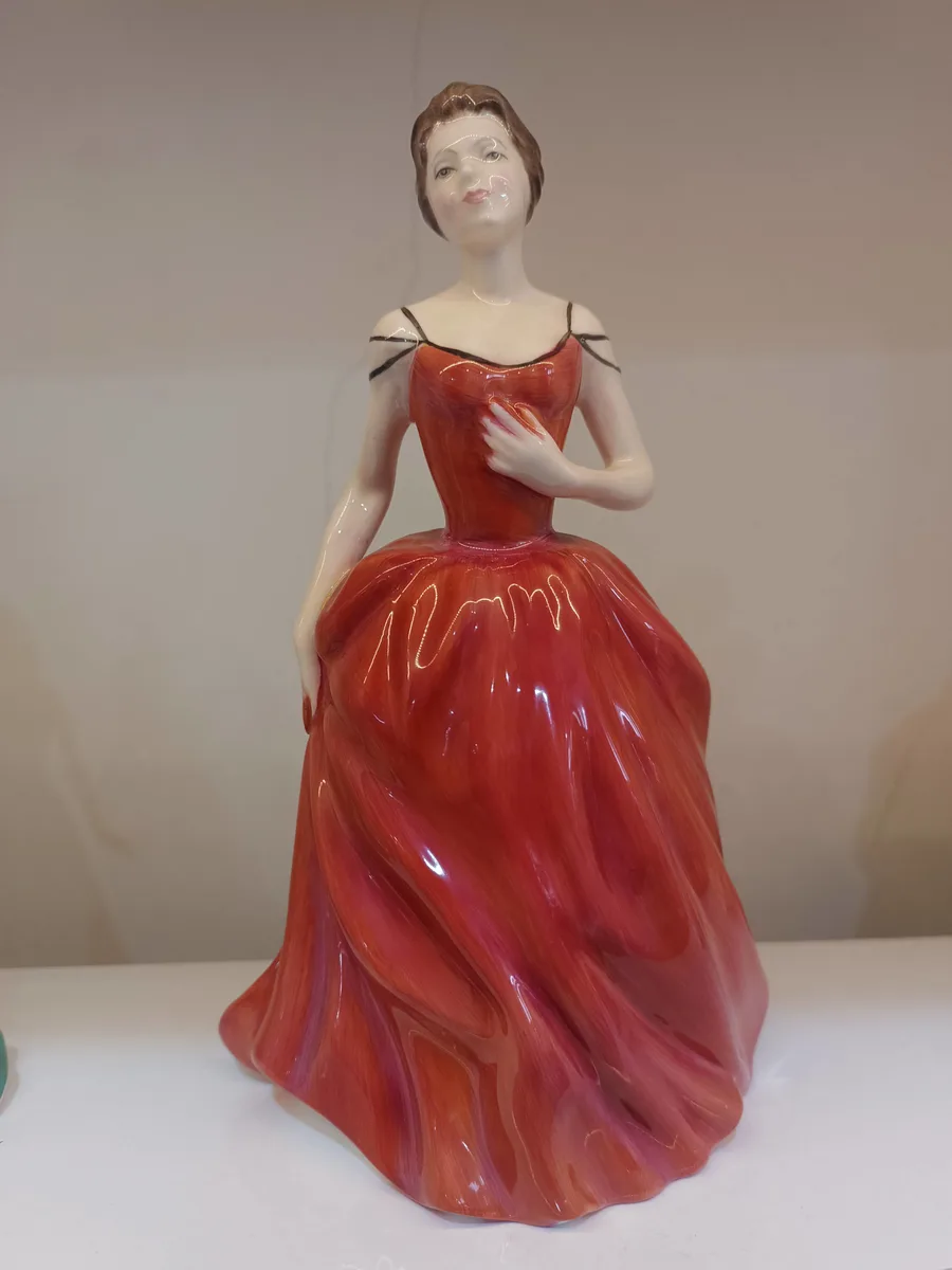 Kırmızı Elbise Royal Doulton Figürü