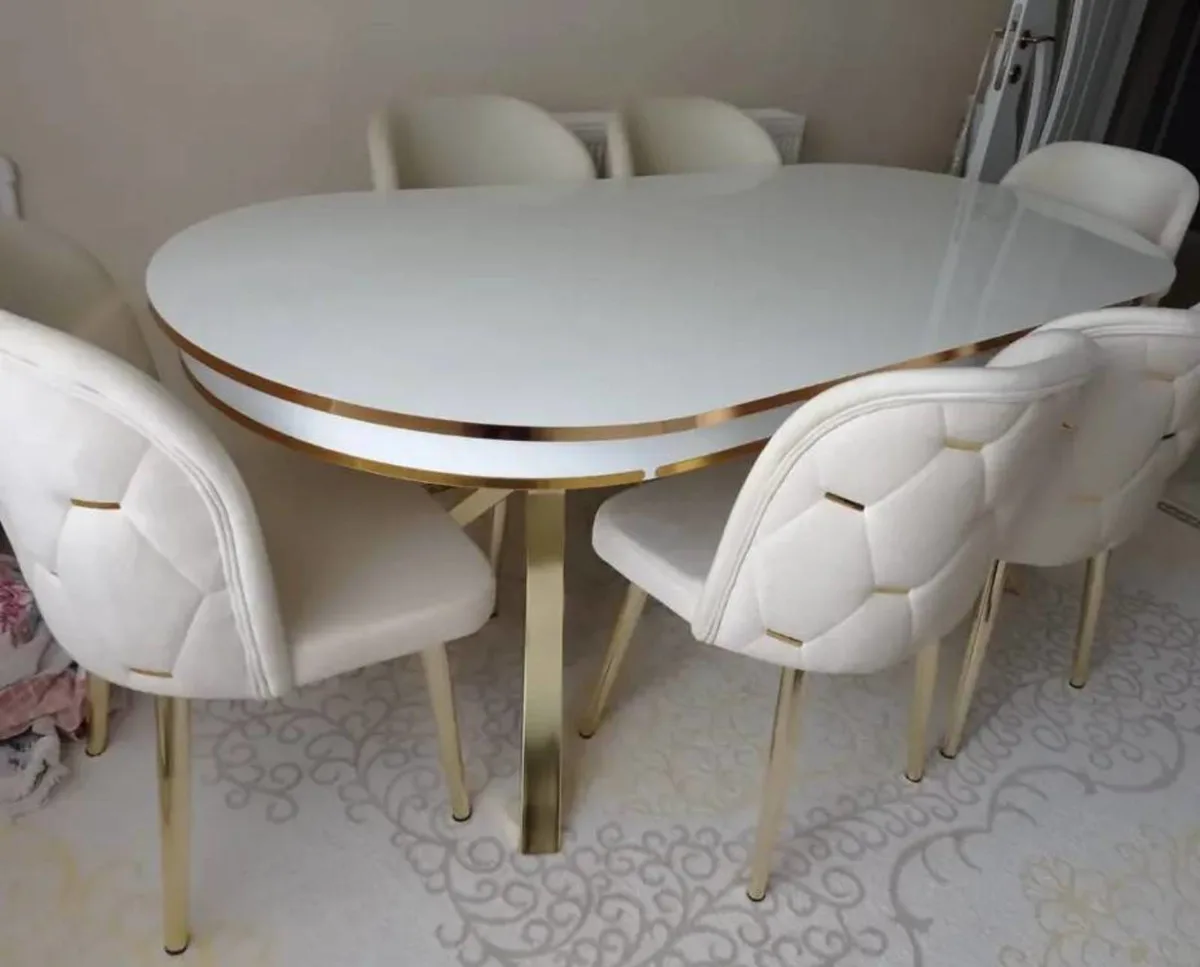 Modern Yuvarlak Mermer Yemek Masası + 4 Beyaz Sandalye, Pirinç Ayaklar
