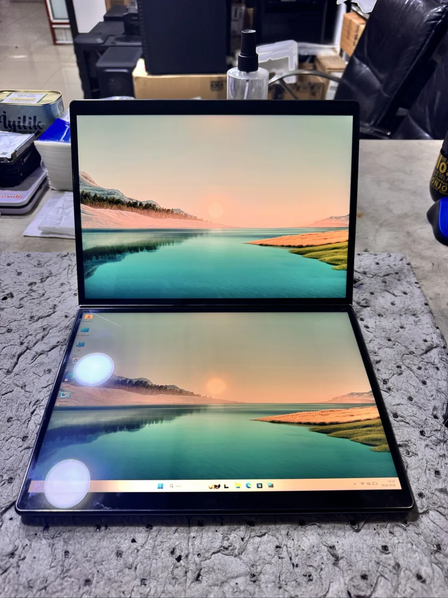 Çift ekranlı Laptop