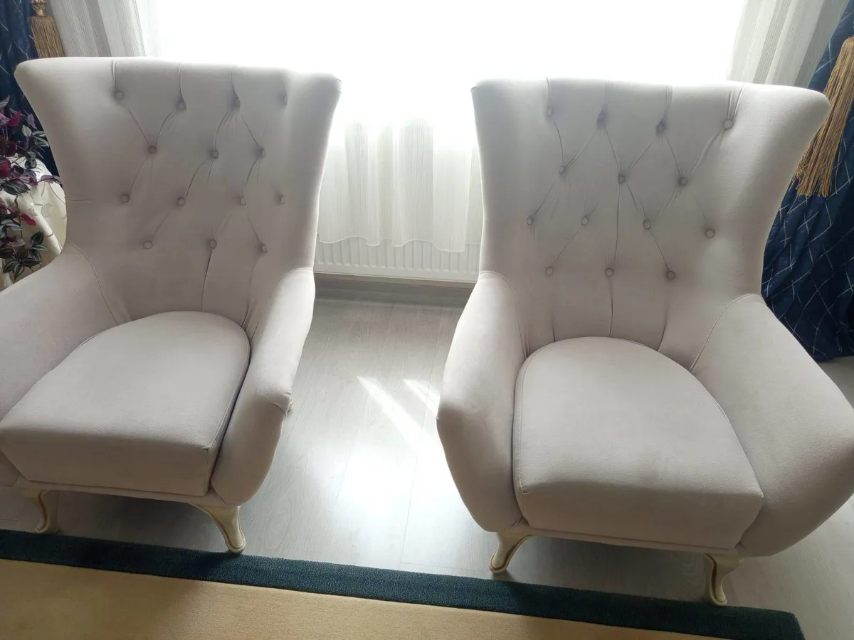 Lüks Başlıklı Kanat Koltuğu Beyaz Kumaş Çift Set Salon Mobilyası