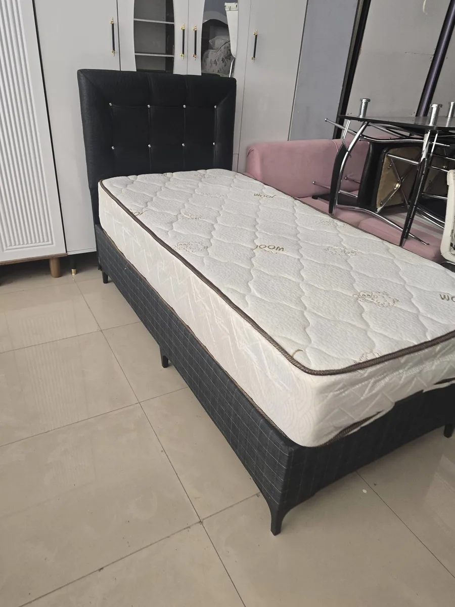 Siyah Başlıklı Yatak + Beyaz Ortopedik Yatak Sütütü Bej Kumaş Çift Kişilik