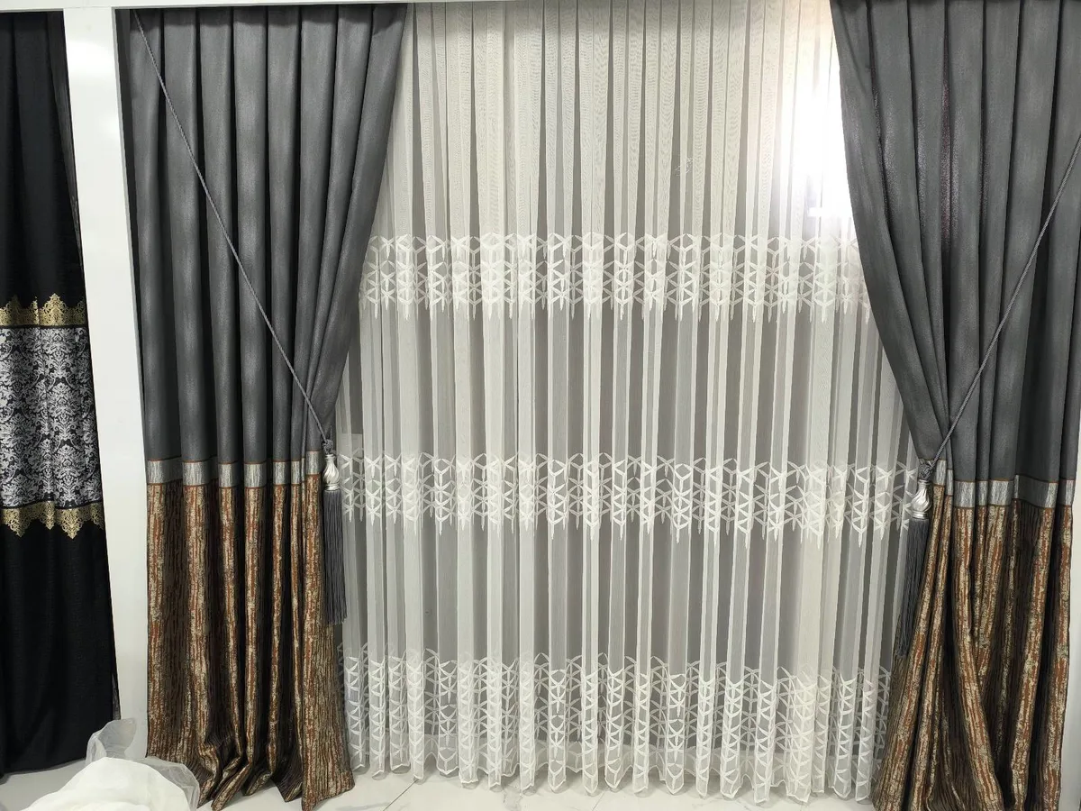 Luxury Salon Perde Seti - Siyah Fon ve Desenli Tül Perdeler