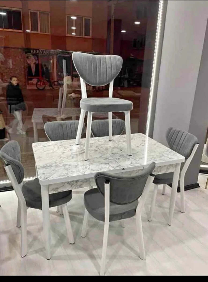 Modern Beyaz Mermer 4 Kişilik Yemek Masası Gri Kumaş Sandalye Seti