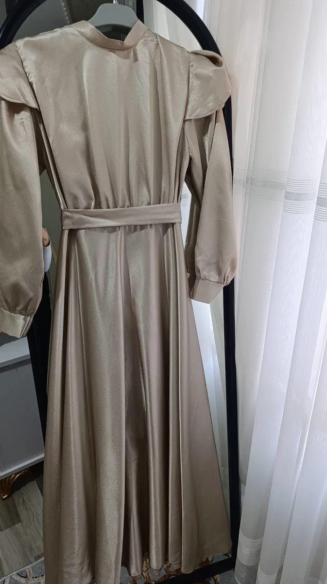 Vintage Tarzı Bej Renk Uzun Elbise - Kemer Detaylı